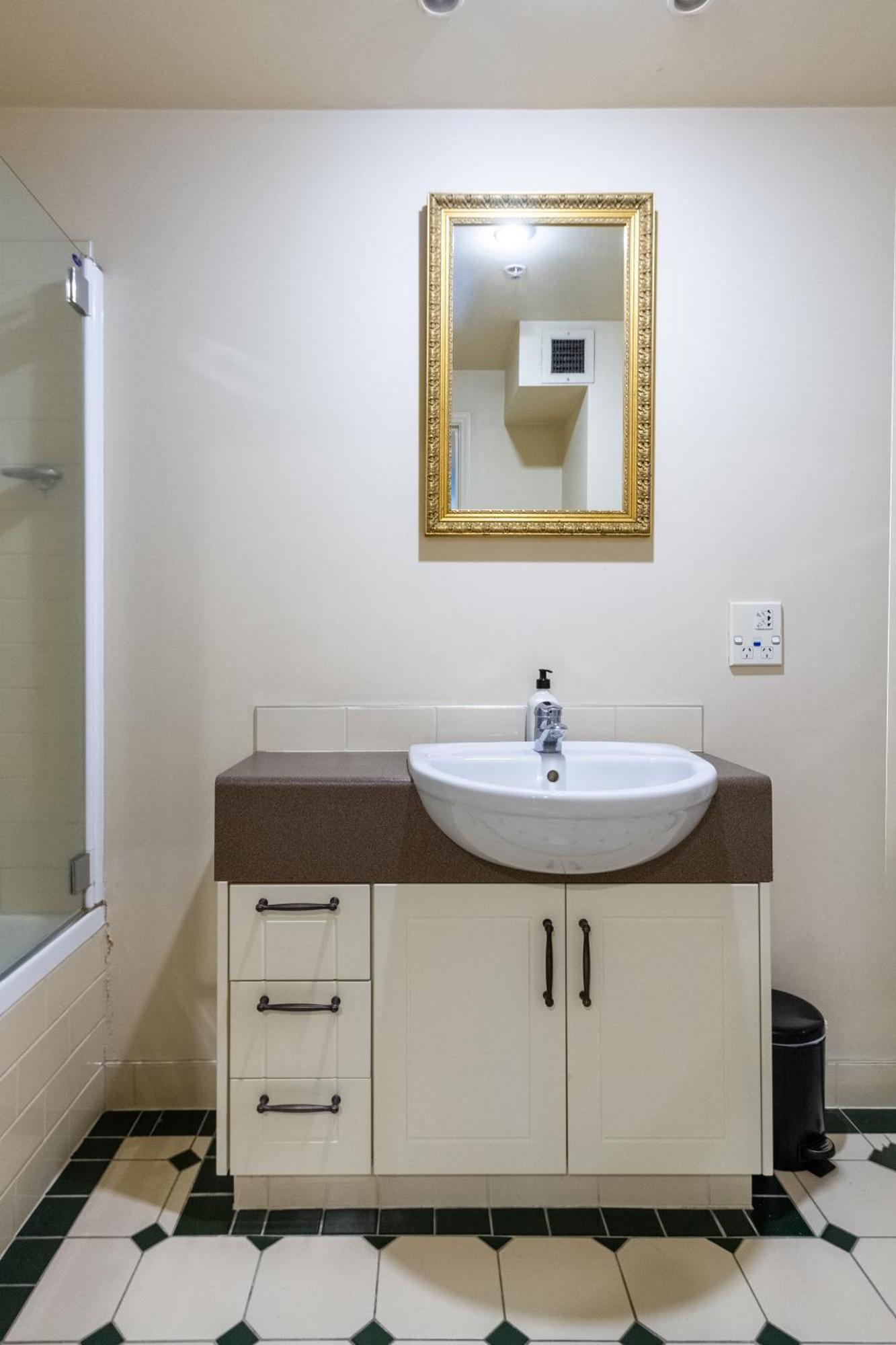 Beauty In The Cbd - 1Bed Free Parking Pool Apartment Christchurch Ngoại thất bức ảnh