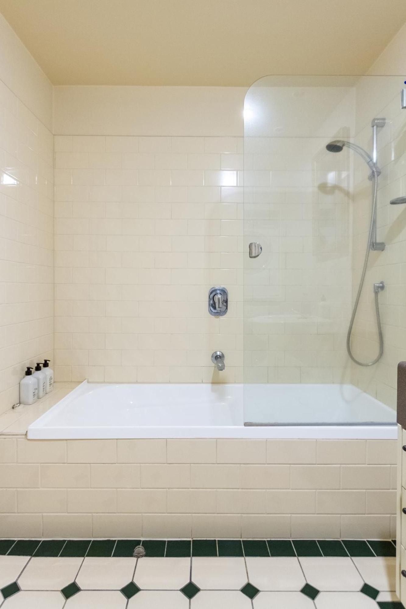Beauty In The Cbd - 1Bed Free Parking Pool Apartment Christchurch Ngoại thất bức ảnh